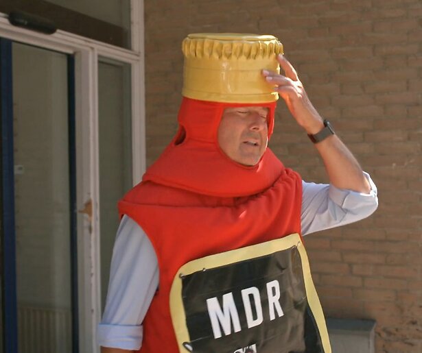 De TV van gisteren: Het Familiediner-kijkers gieren het uit bij verklede Bert van Leeuwen