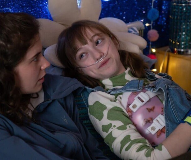 Katie voelt zich ongezien in een nieuwe aflevering van Bests Interests