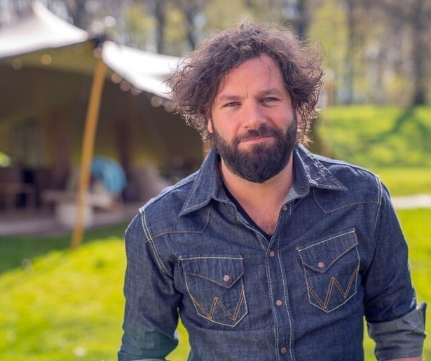 Boerenrocker Bökkers in zijn element in Beste zangers