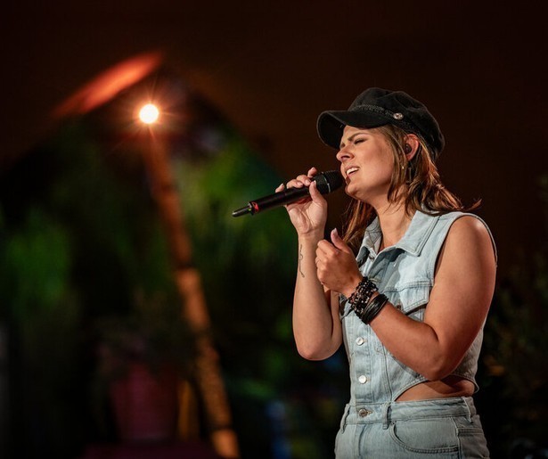 Volendamse zangeres Mell in de spotlight in Beste Zangers