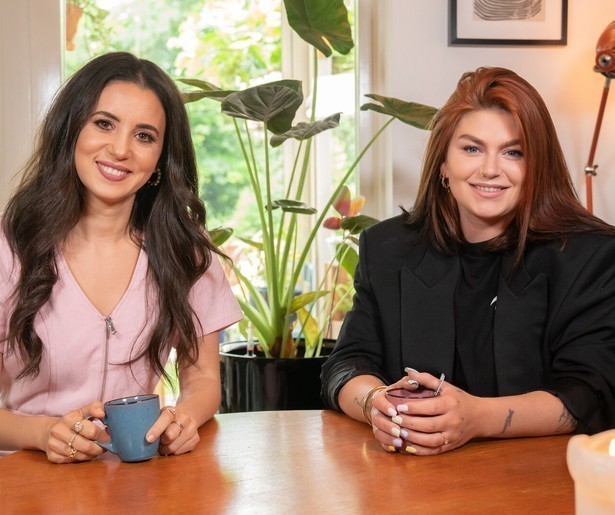 Karsu Dönmez gaat langs bij Roxeanne Hazes in Beste Zangers Thuis bij...