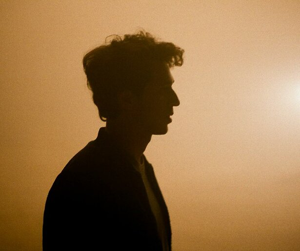 AVROTROS deelt trailer van internationale dramaserie Bestseller Boy