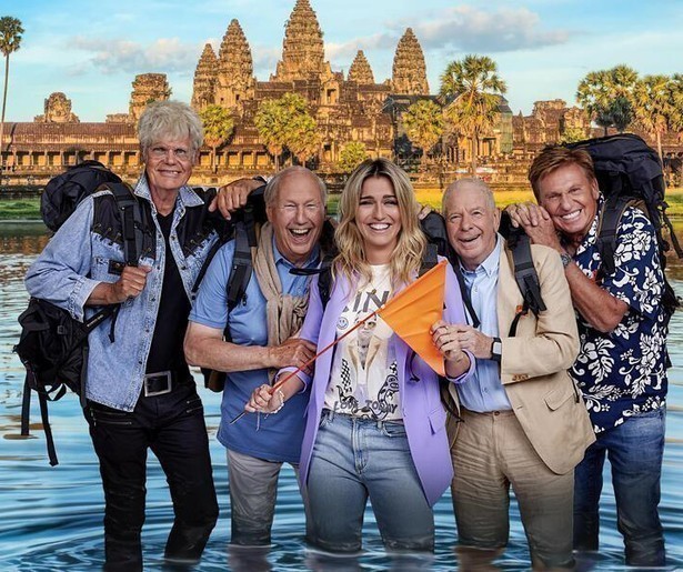 Het reisgezelschap brengt een bezoekje aan Angkor Wat in Beter Laat Dan Nooit