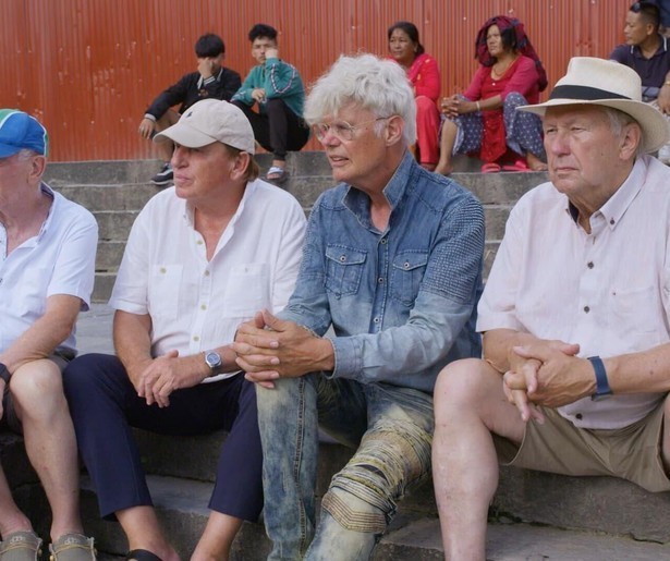 Frits Barend veroorzaakt een botsing in Beter Laat Dan Nooit