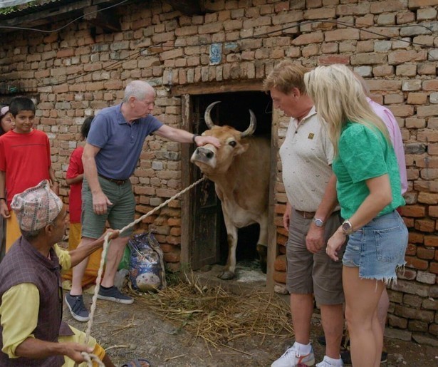 Het Azië-avontuur van Henny, Ad, Edwin, Frits en Estavana komt ten einde in Beter Laat dan Nooit