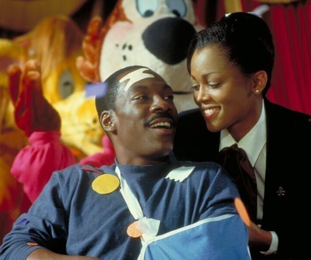 Eddie Murphy moet boeven zien te vangen in een pretpark in Beverly Hills Cop III