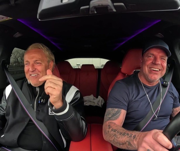 Gordon kruipt weer in de auto bij Andy van der Meijde in Bij Andy in de Auto op Veronica