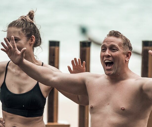 De kandidaten van Expeditie Robinson moeten creatief omgaan met hun gevonden voedsel