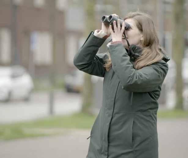 Camilla Dreef gaat voor BinnensteBuiten op jacht naar huismussen in Amsterdam