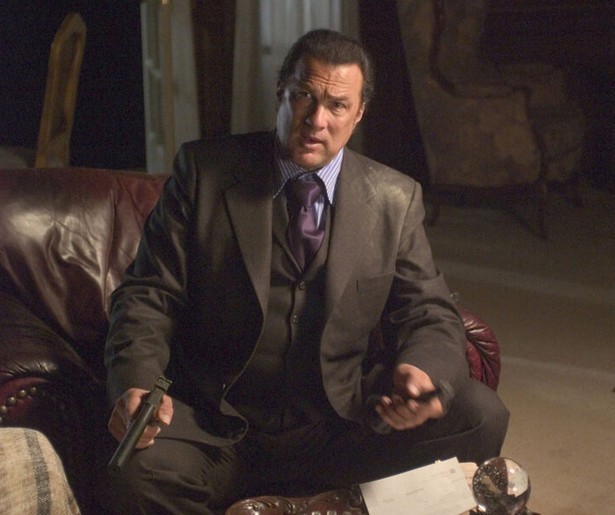 Steven Seagal wil een bende wapenhandelaren oprollen