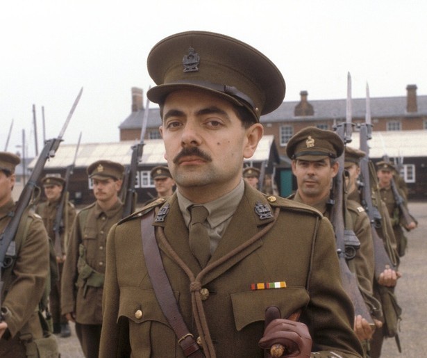 Rowan Atkinson probeert de ontsnappen uit de loopgraven