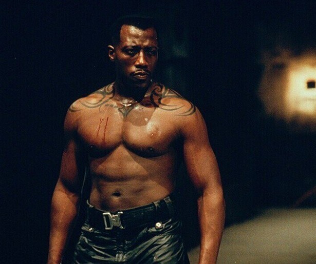 Wesley Snipes hakt vrolijk verder in Blade II