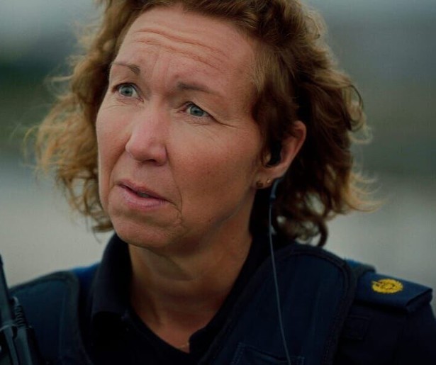 Wijkagent Suzanne waakt over vissersdorp Urk in documentaireserie Blauw