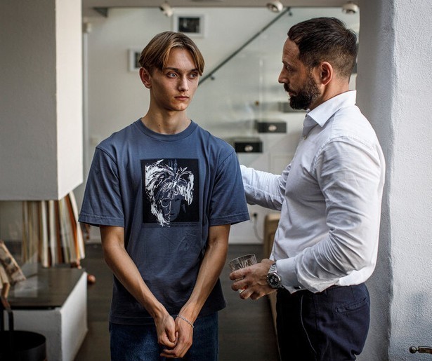 Farkas graaft dieper en dieper in Blinded