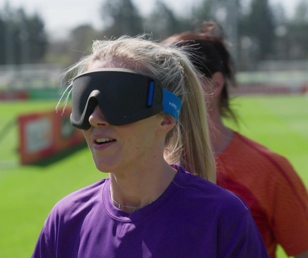 Sterren voetballen met slecht zicht in Blindenvoetbal VIPS