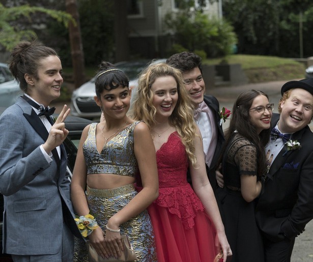 Tienermeiden hebben een plan tijdens het schoolbal in Blockers