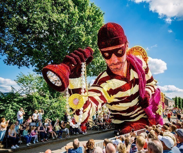 Omroep MAX zendt een tv-registratie uit van de kleurrijke Bloemencorso Sint Jansklooster
