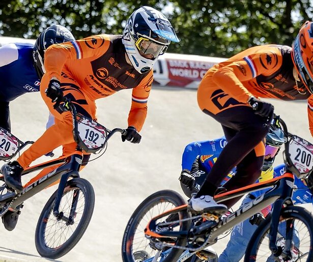 BMX'ers Dave van der Burg en Jaymio Brink komen in actie tijdens de Olympische Spelen in Parijs