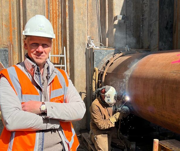 Presentator Menno Bentveld onderzoekt energietransitie in de 'Energieman'