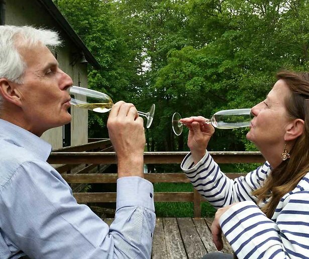 Bob en Jos brengen een bezoek aan de naturistencamping van Bert en Thomas in slot Ik Vertrek: Evven Weg