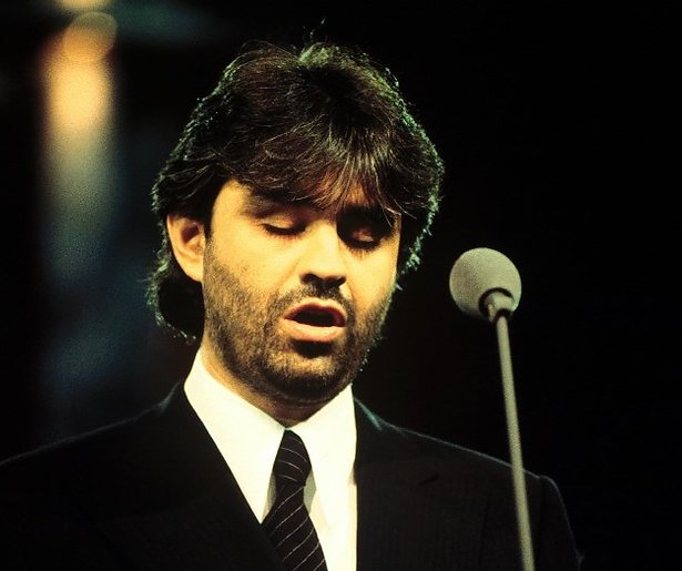 Indrukwekkend: Andrea Bocelli zingt in lege kathedraal