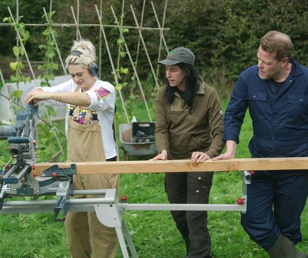 Martijn Koning en Bente Fokkens steken de handen uit de mouwen in Boerderij Van Dorst