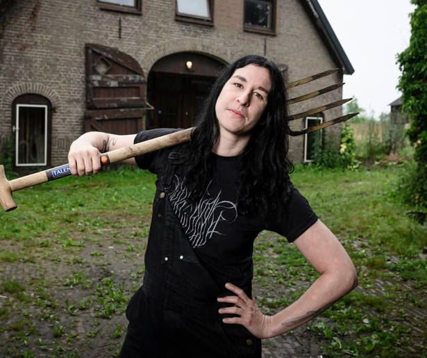 Raven van Dorst verwelkomt rapper Sef en auteur Roxane van Iperen in Boerderij Van Dorst