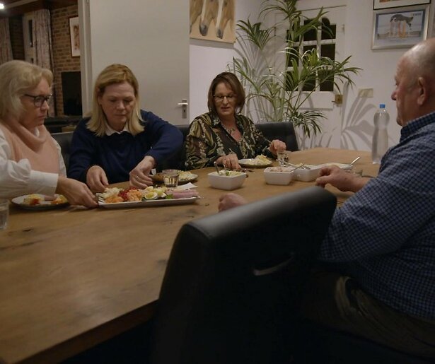 Wie stuurt Boer Hans als eerste weg in Boer Zoekt Vrouw?