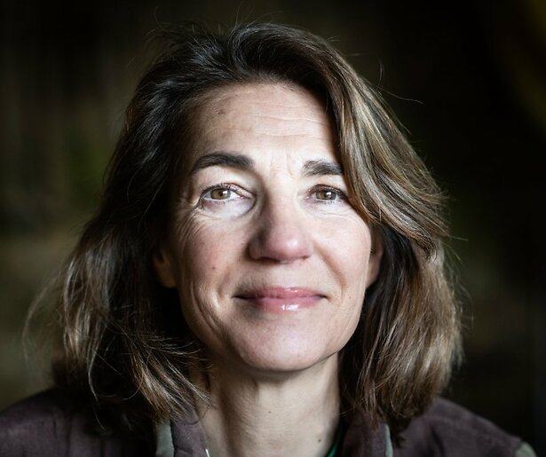 Boerin Claudia vraagt haar vriendinnen om advies in Boer Zoekt Vrouw Europa