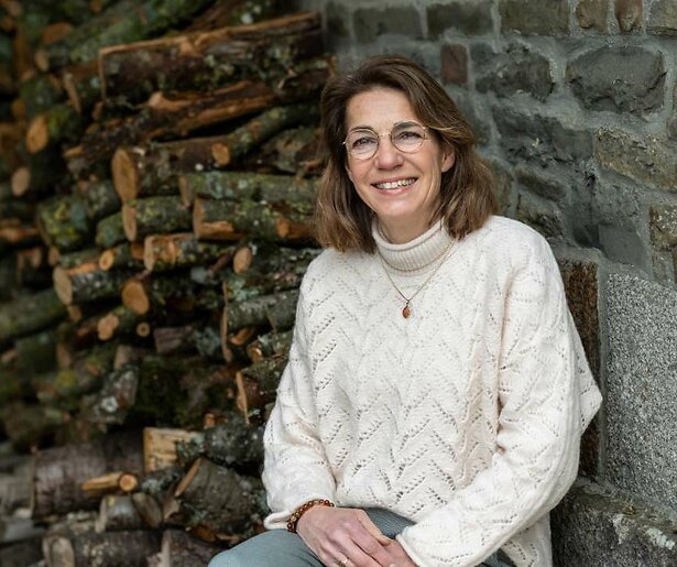 Boerin Claudia geniet met haar mannen bij het kampvuur in Boer Zoekt Vrouw Europa