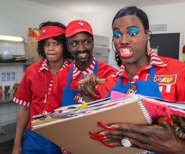 Jandino Asporaat laat Liliana de Vries niet zomaar gaan in Bon Bini Holland 2