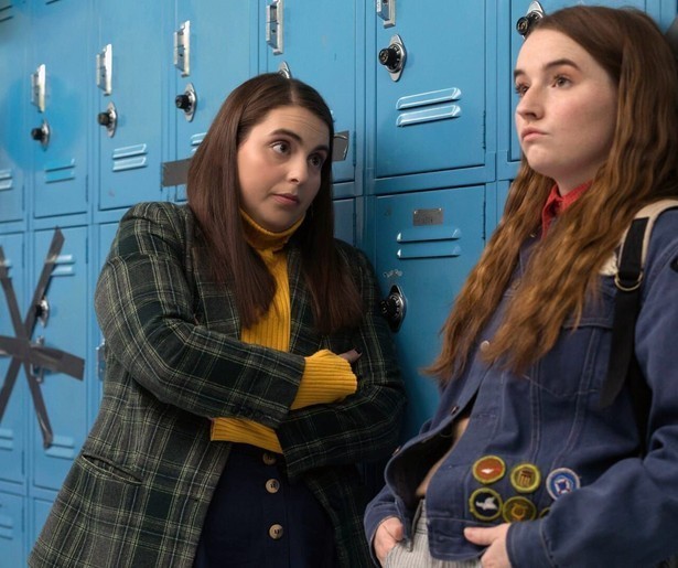 Kaitlyn Dever en Beanie Feldstein beleven een ongekend chaotische avond in Booksmart