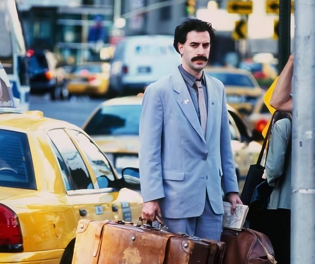 Sacha Baron Cohen doet er in Borat alles aan om Pamela Anderson te ontmoeten 