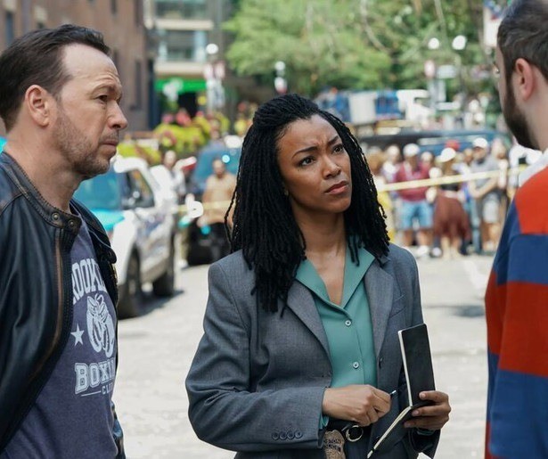 Een wanhopige vader gijzelt Donnie Wahlberg en Sonequa Martin-Green in Boston Blue
