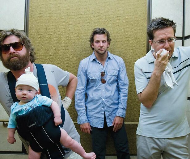 Vier heren komen bij na een uit de hand gelopen vrijgezellenfeestje in The Hangover