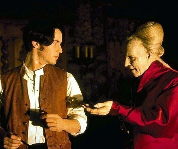 Keanu Reeves omringt zich met vampieren in Bram Stoker's Dracula