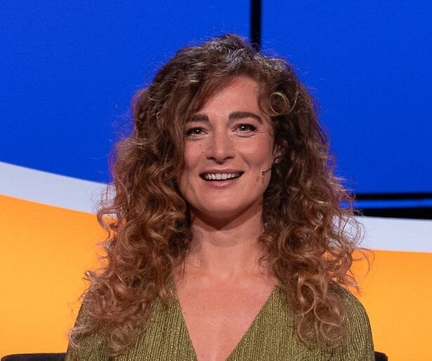 Neurobioloog en podcastmaker Brankele Frank probeert haar zenuwen te bedwingen in De Slimste Mens