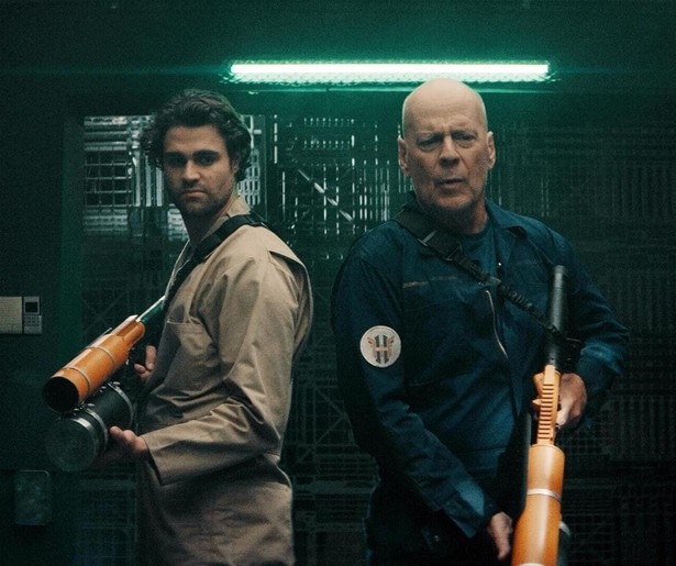 Bruce Willis redt de mensheid van een buitenaardse dreiging in Breach