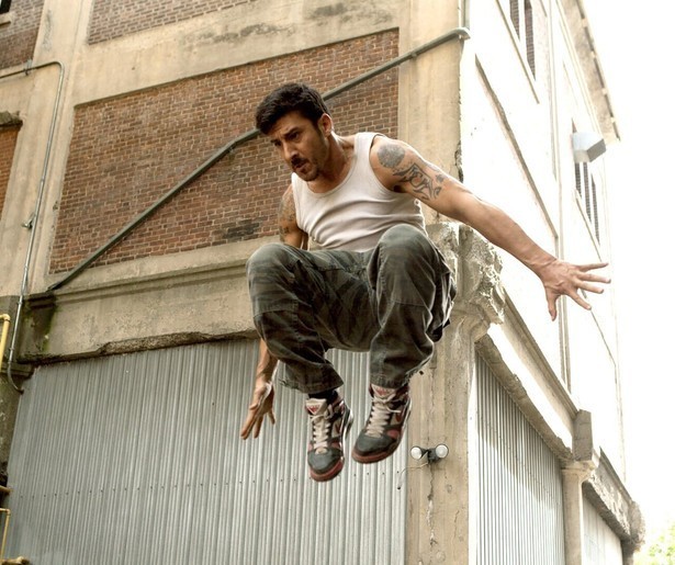 Criminelen moeten op het rechte pad blijven in Brick Mansions