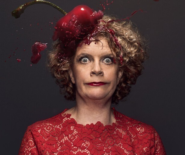 Brigitte Kaandorp worstelt zich door het leven in cabaretvoorstelling Eh... 