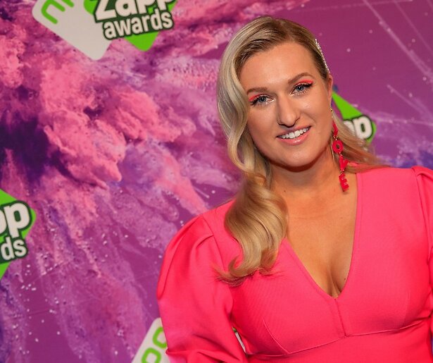 John de Mol krijgt een bijzondere verrassing van Britt Dekker