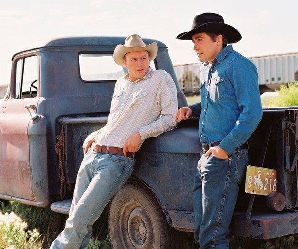 Heath Ledger en Jake Gyllenhaal ontwikkelen een krachtige band in Brokeback Mountain
