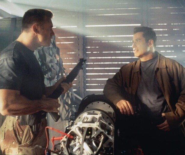 John Travolta jat een stel bommen in actiethriller Broken Arrow