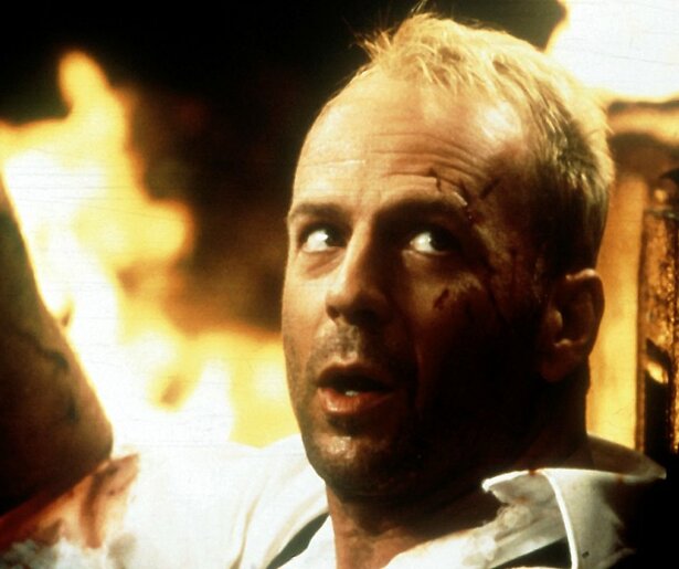 Bruce Willis slaat zijn handen ineen met Milla Jovovich in The Fifth Element