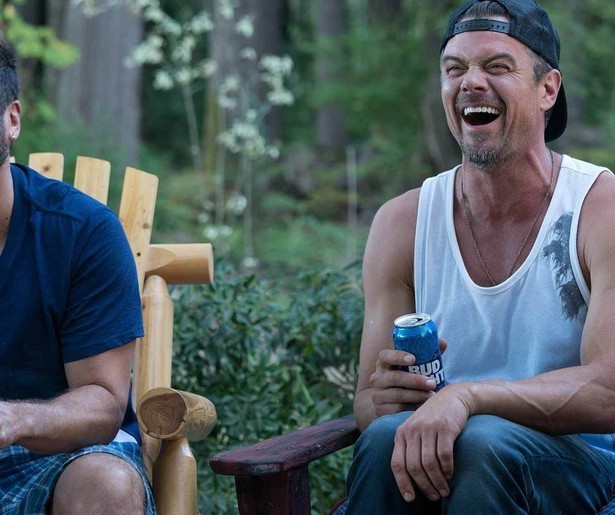 Rotzooi trappen met Josh Duhamel in Buddy Games