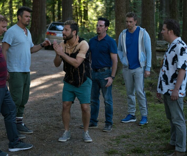 Josh Duhamel haalt kattenkwaad uit in Buddy Games