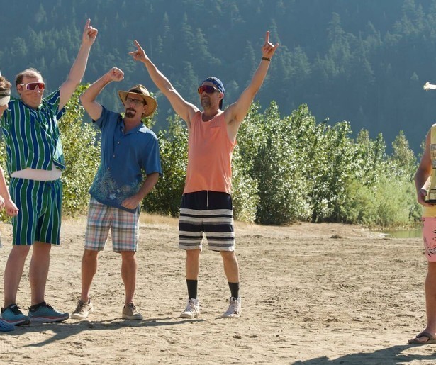 De vriendengroep komt weer bijeen voor de meest bizarre uitdagingen in Buddy Games: Spring Awakening