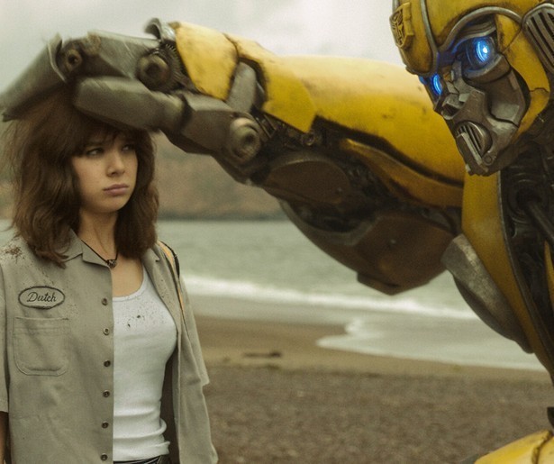 De nieuwe auto van Hailee Steinfeld doet rare dingen in Bumblebee
