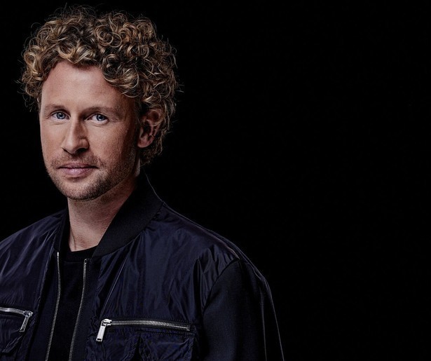 Ewout Genemans krijgt een melding van een dronken vrouw op een terras