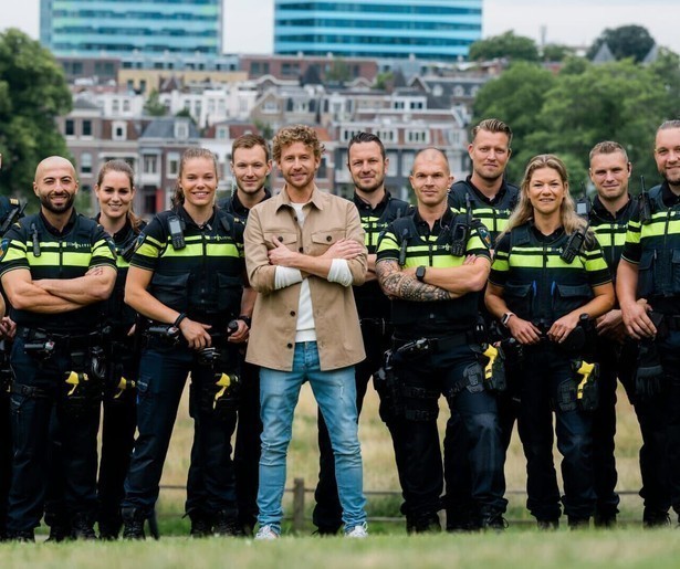 Ewout Genemans loopt plots weer in de Gelderse hoofdstad rond in herhaling Bureau Arnhem